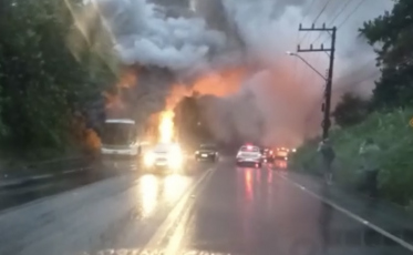 Após falha mecânica, ônibus pega fogo em Siderópolis (VÍDEO)