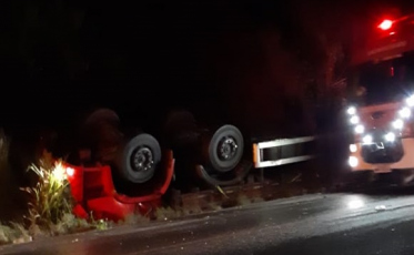 Após capotar, motorista de caminhão fica preso nas ferragens