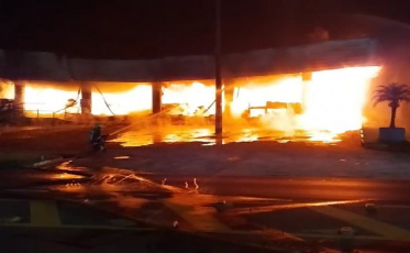 ((Vídeo)) Loja de materiais de construção pega fogo em Içara