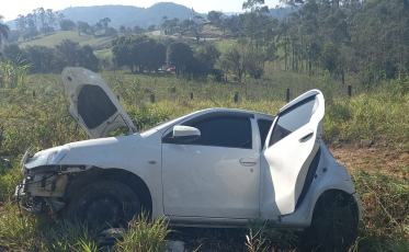 Urussanga: motorista fica ferida após capotar o veículo na SC-108