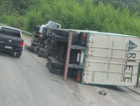 BR-101: Carreta tomba e interdita pista no Morro dos Cavalos