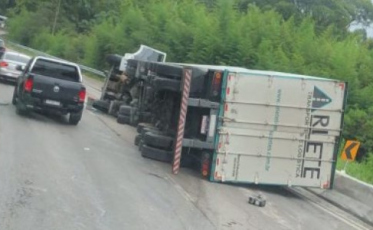 BR-101: Carreta tomba e interdita pista no Morro dos Cavalos