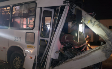 Criciúma: Colisão de ônibus contra poste interrompe trânsito na Rua Henrique Lage