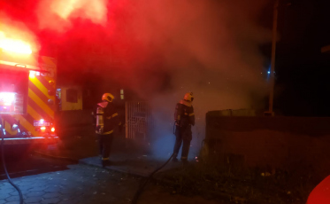 Depósito de igreja fica destruído após incêndio em Criciúma