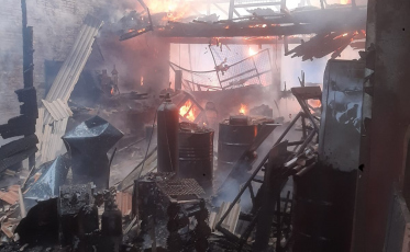 Edificação usada como mecânica e chapeação de carros pega fogo em Passo de Torres