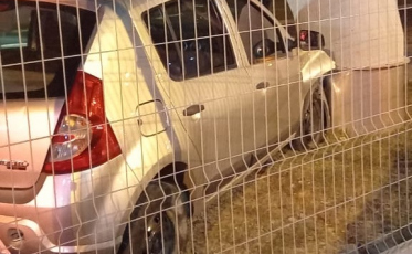 Motorista perde o controle do veículo e colide com duto de ar