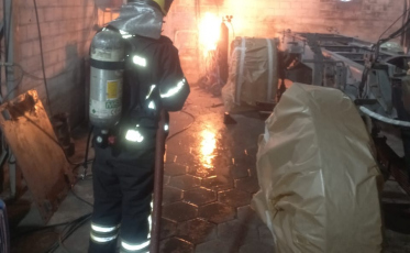 Oficina mecânica de caminhões é atingida por incêndio em Içara
