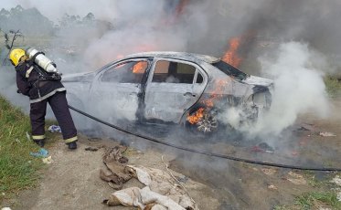 Veículo fica destruído por incêndio em Araranguá