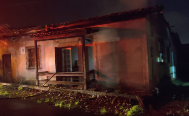 Criciúma: residência abandonada pega fogo no bairro Mineira Nova