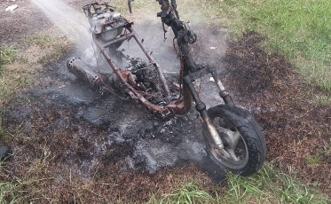 Criciúma: incêndio deixa motocicleta destruída no bairro São Luiz