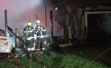 Incêndio destrói casa de madeira em Criciúma