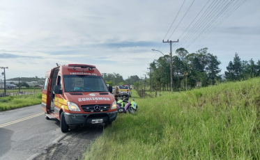 Rodovia Genésio Mazon: motociclista fica ferida após desviar de buraco e cair do veículo