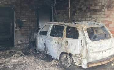 Carro fica destruído após incêndio atingir garagem de residência em Araranguá