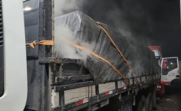 Funcionário queima o pé durante incêndio em caminhão na BR-101