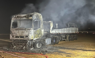Carreta carregada de arroz fica destruída após ser atingida por incêndio em Ermo