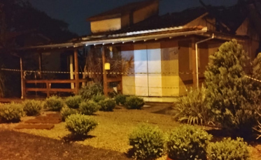 Vítima é resgatada inconsciente de incêndio em casa de Urussanga