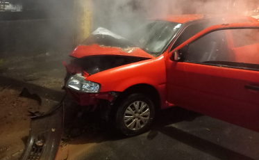Carro colide contra poste e duas pessoas ficam feridas em Içara