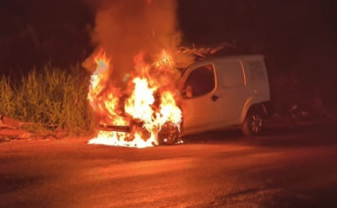 Içara: incêndio deixa motor de carro destruído na rodovia Jorge Zanatta