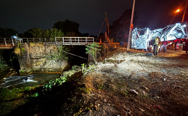 Passageiro morre após carro cair de ponte e ficar submerso em rio em Criciúma