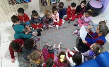 Crianças resgatam histórias e brincadeiras antigas