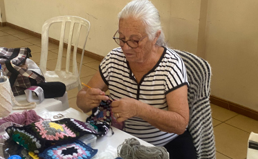 Clubes de Mães de Içara confeccionam gorros e cachecóis em lã para o RS