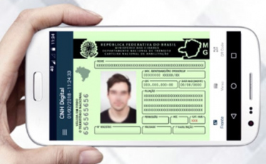 Motorista que passeava com CNH falsa é condenado