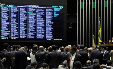 Sem placa vermelha, Câmara aprova regras para Uber e afins