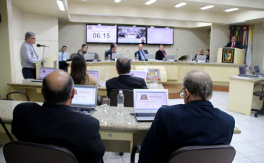 Câmara aprova projetos para iluminação e pavimentação