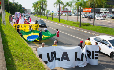 Cerca de 300 pessoas na Caminhada Lula Livre (VÍDEOS)