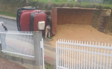 Caminhão tomba em Morro da Fumaça