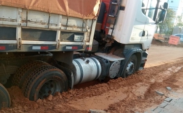 Caminhão atolado nas obras da Santos Dumont
