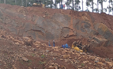 Caminhão cai de 15 metros de altura em Urussanga