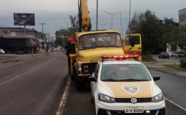 A troca de lâmpadas que deixa o trânsito lento