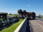 Caminhão cegonha tomba na BR-101 (VÍDEO)