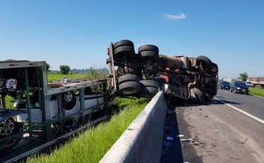 Caminhão cegonha tomba na BR-101 (VÍDEO)