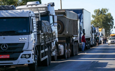 Caminhoneiros ensaiam paralisação para a próxima semana