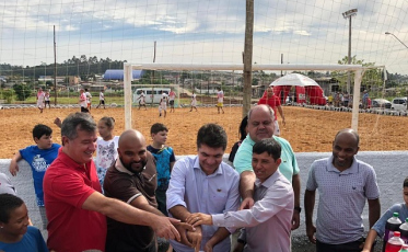 Prefeitura inaugura campo de futebol no Renascer