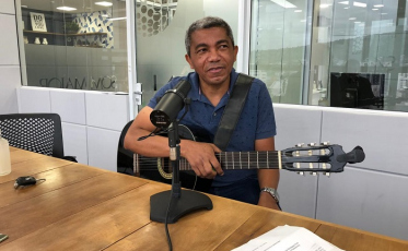 Violão na mão, sorriso no rosto e o dom de alegrar as pessoas 