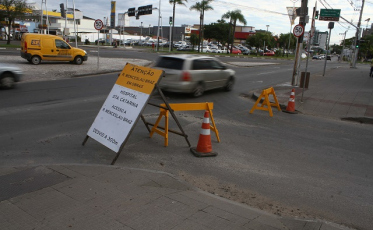Canal em obras, rua fechada