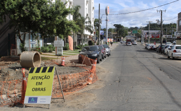 Obras do Canal Auxiliar do Rio Criciúma interrompem trânsito na rua Artur Pescador