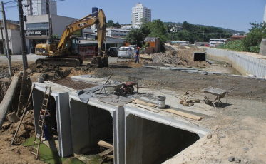 Obras em rede de esgoto forçam mudanças no trânsito