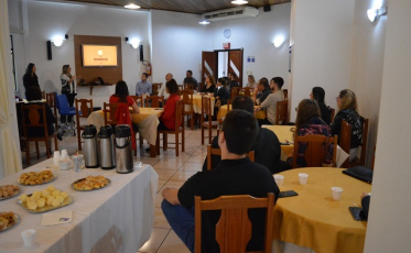 Trabalho feliz e engajado em abordagem do Café de Ideias
