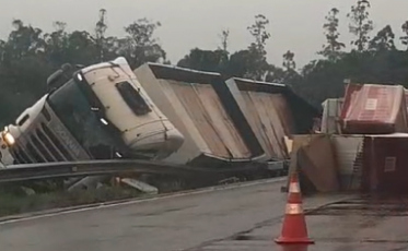 BR-101 é liberada em Criciúma após tombamento de carreta
