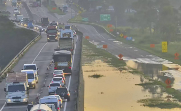 BR-101 continua bloqueada no sentido norte em Araranguá 