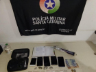 PM apreende adolescente e prende homem por tráfico de drogas em Passo de Torres