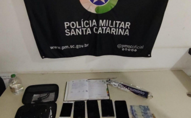 PM apreende adolescente e prende homem por tráfico de drogas em Passo de Torres