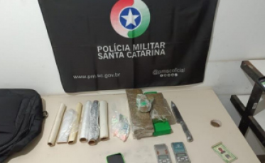Alegando ser ameaçado por facção criminosa, homem é preso com mais de 4kg de drogas em Araranguá