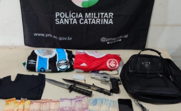 Dupla armada com facas é presa após assaltar mercado em Araranguá