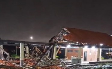 ((Vídeo)) Teto de cancha de bocha do Parque dos Imigrantes desaba