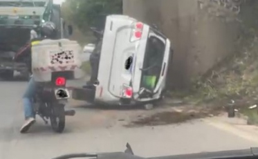 [Vídeo] Acidente com capotamento deixa trânsito lento na região do Sangão